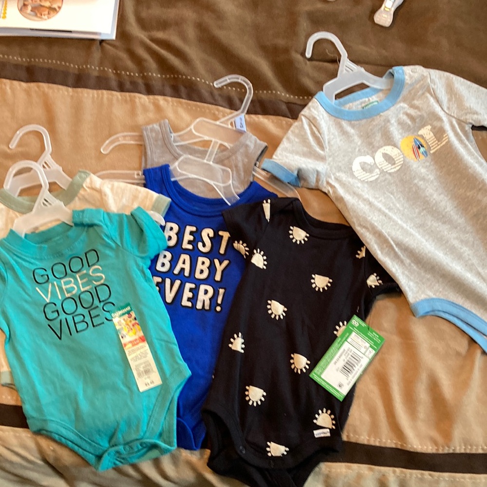 Onesies lot (6)
